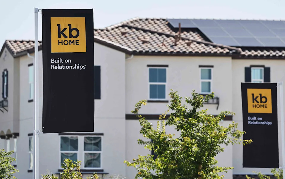 Homebuilder Stocks Buck Market Selloff as Mortgage Rates Drop