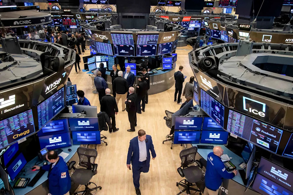 Wall Street Banks Trim S&P 500 Outlooks
