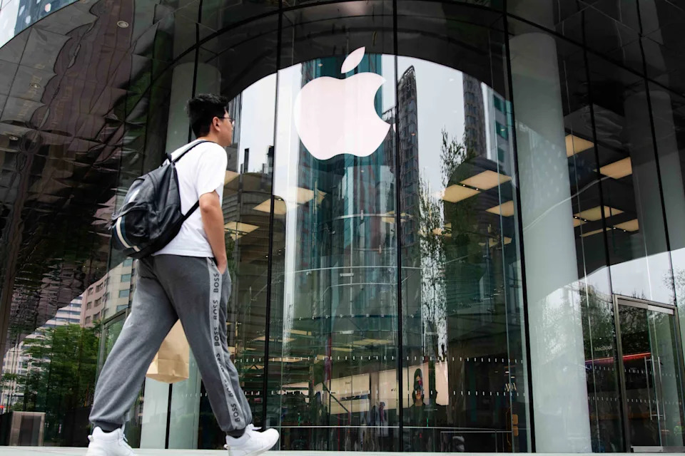 Apple Leads Magnificent 7 Stocks Higher Friday to Cap Off Volatile Week