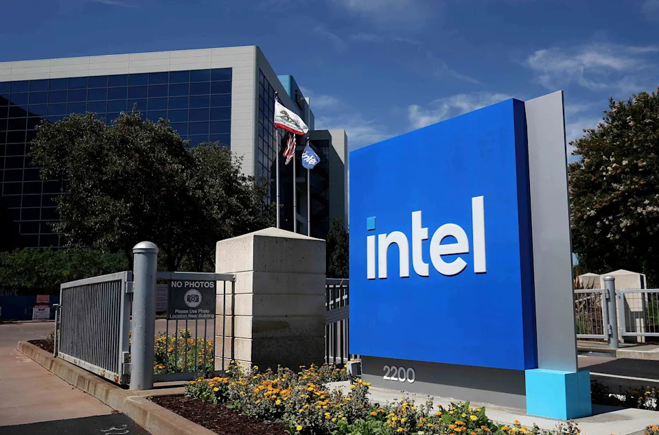Intel Stock Tumbles as Chipmaker's Quarterly Forecast Disappoints