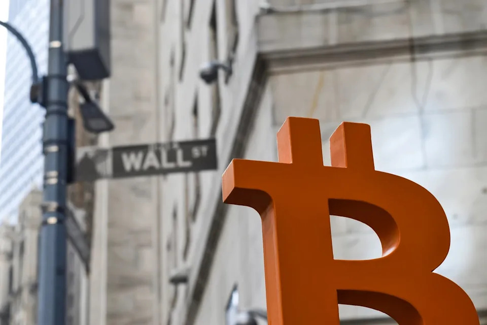 Better Buy: Bitcoin vs. Strategy (MicroStrategy)
