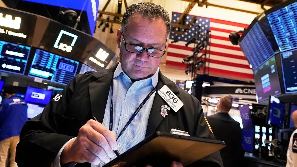 S&P 500 snaps its longest winning streak in 20 years as tariff uncertainty weighs on markets