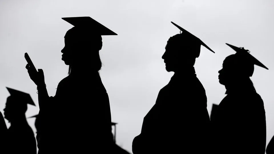 Americans’ credit card debt falls, but past-due student loans drag on credit scores
