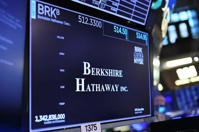 3 stocks Warren Buffett's Berkshire Hathaway is selling — and 2 stocks it's buying